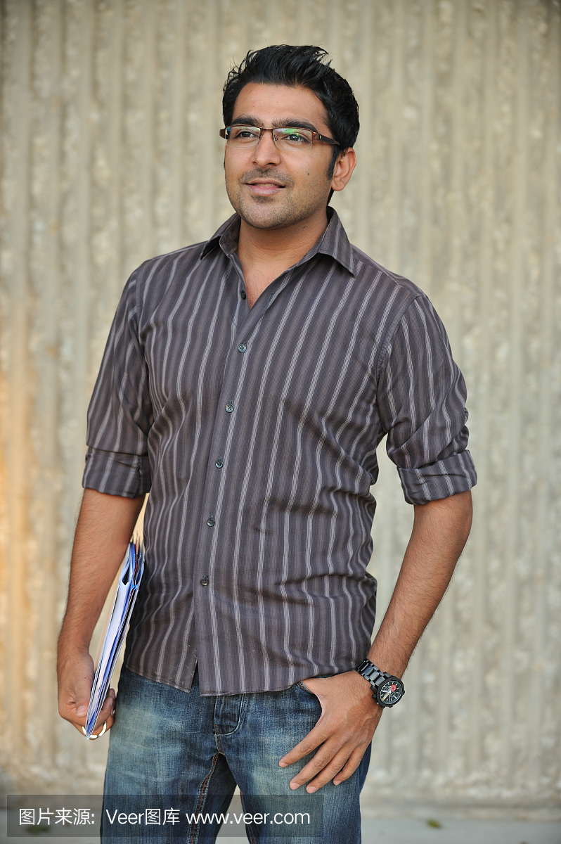 巴基斯坦男子站起来用笔记本