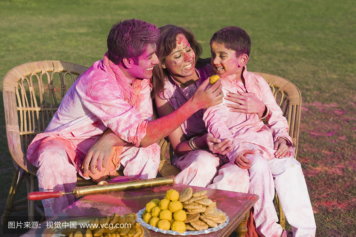 家庭与传统的印度美食庆祝Holi