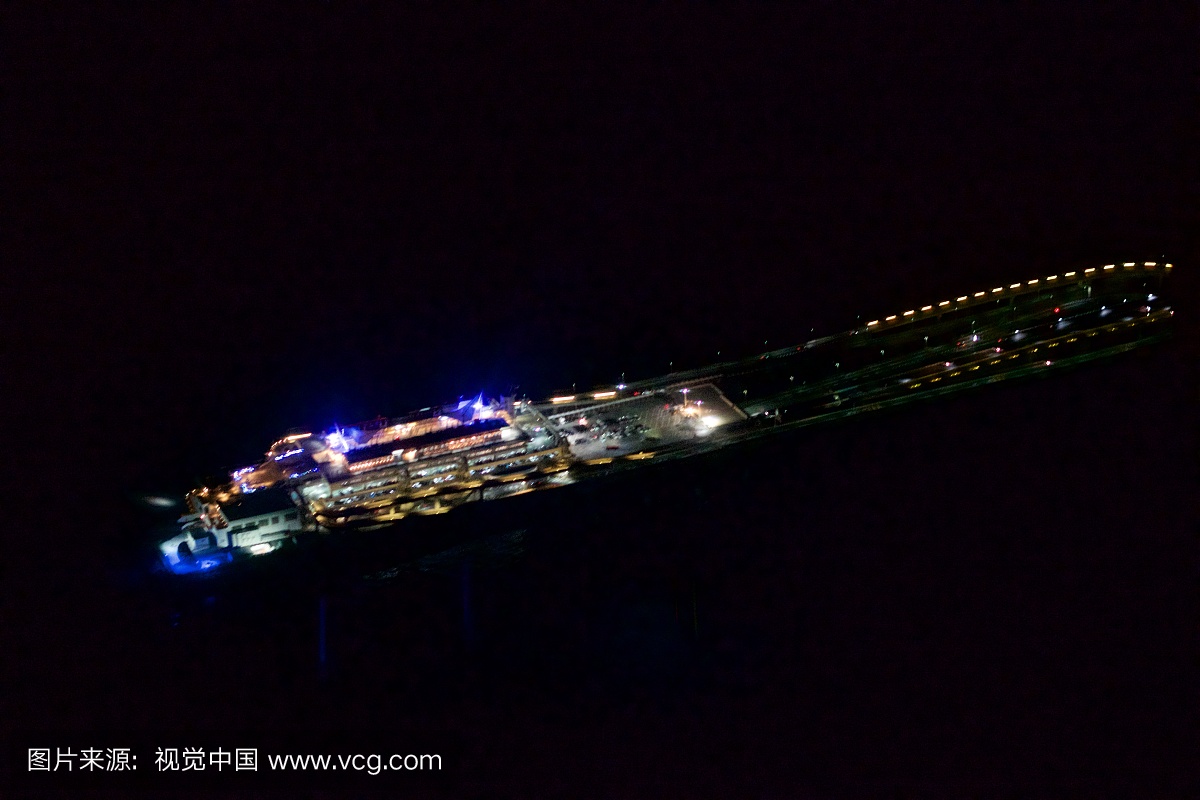 在日本千叶县的东京湾和东京水色线从飞机的夜