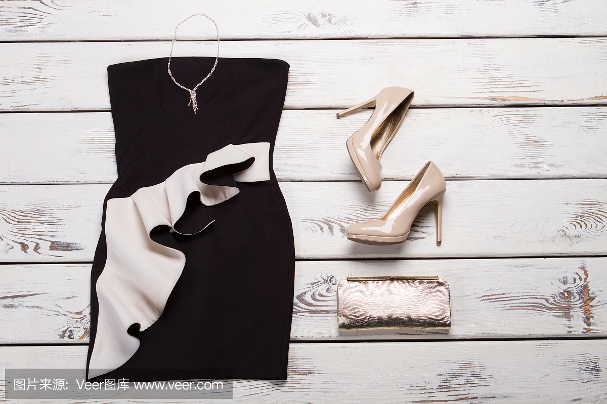黑色连衣裙和米色高跟鞋。