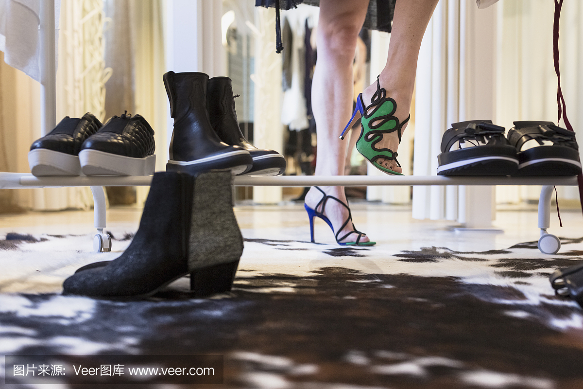 女人试鞋,衣服店里的镜子