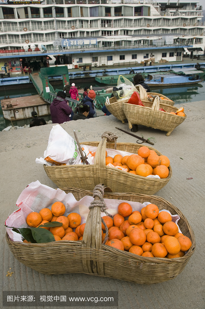 中国湖北省沙坪镇,长江三峡游船码头,当地橘子