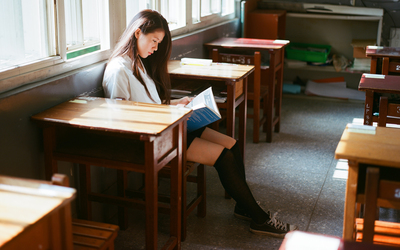 长发美女看书照片高清桌面壁纸 -桌面天下(de-1241kb