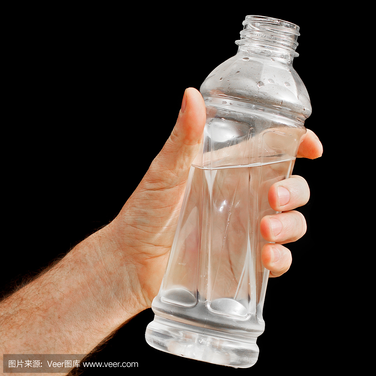 手拿塑料水瓶