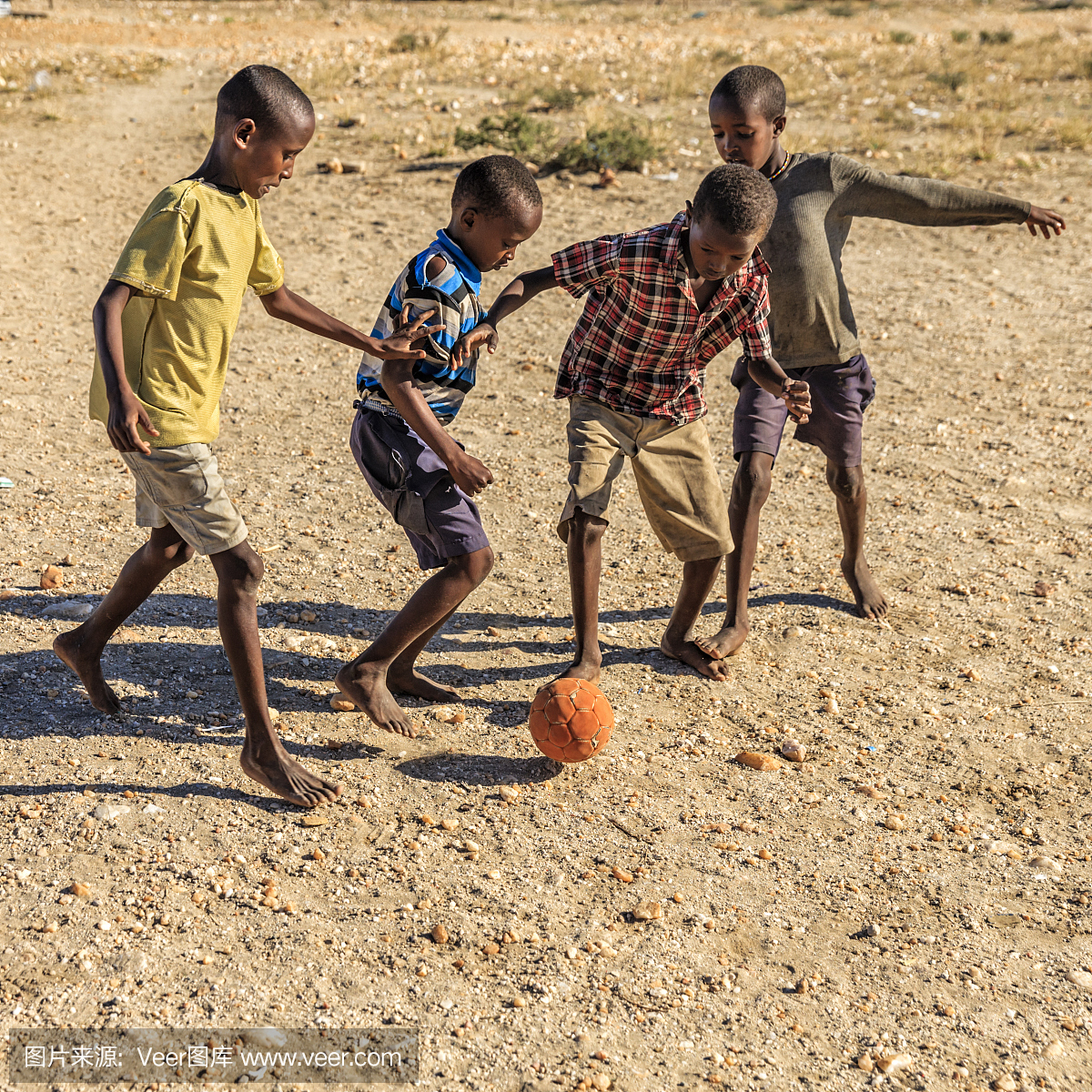 赤脚非洲儿童在村庄,东非踢足球