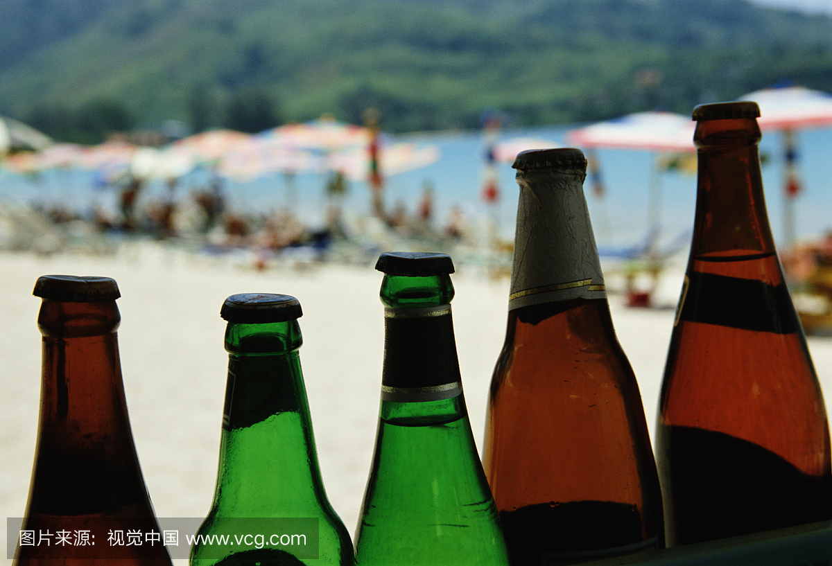 泰国,普吉岛,一排瓶装饮料,海滩背景