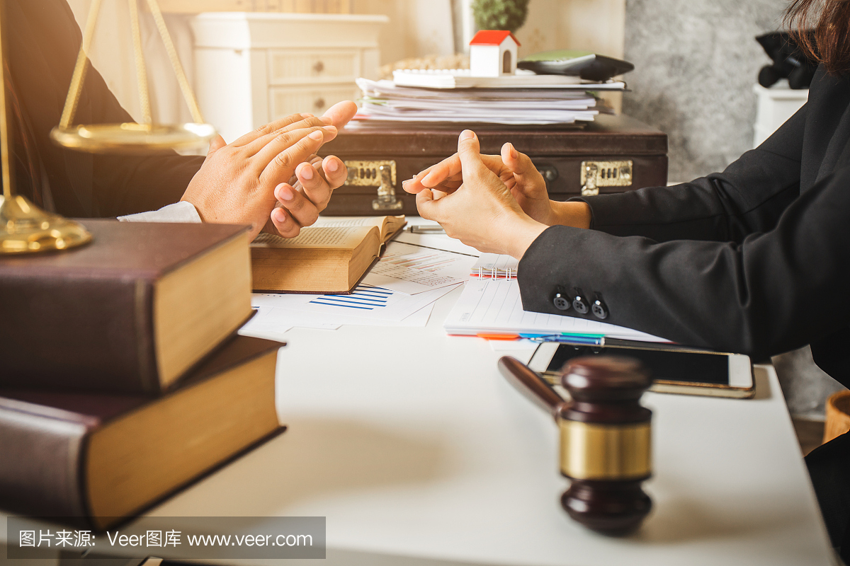 亚洲律师在律师事务所辛勤工作。就私人与政府