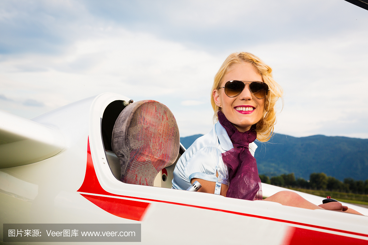 坐在滑翔机上的年轻女子