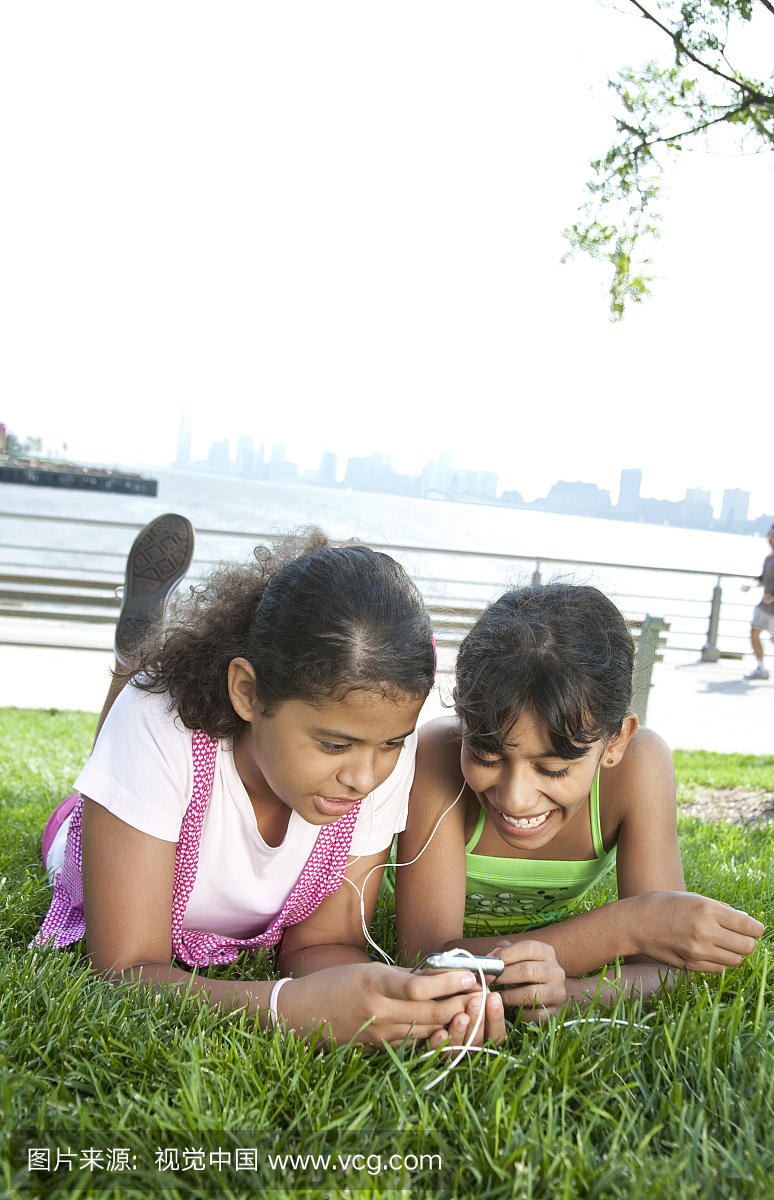 两个女孩分享mp3播放器