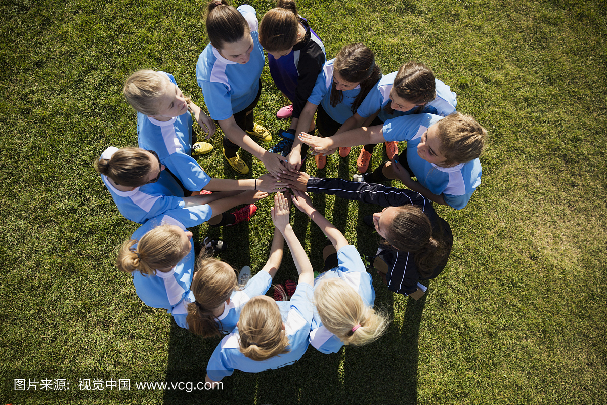 架空视野中学女子足球队与教练一起在场上交流