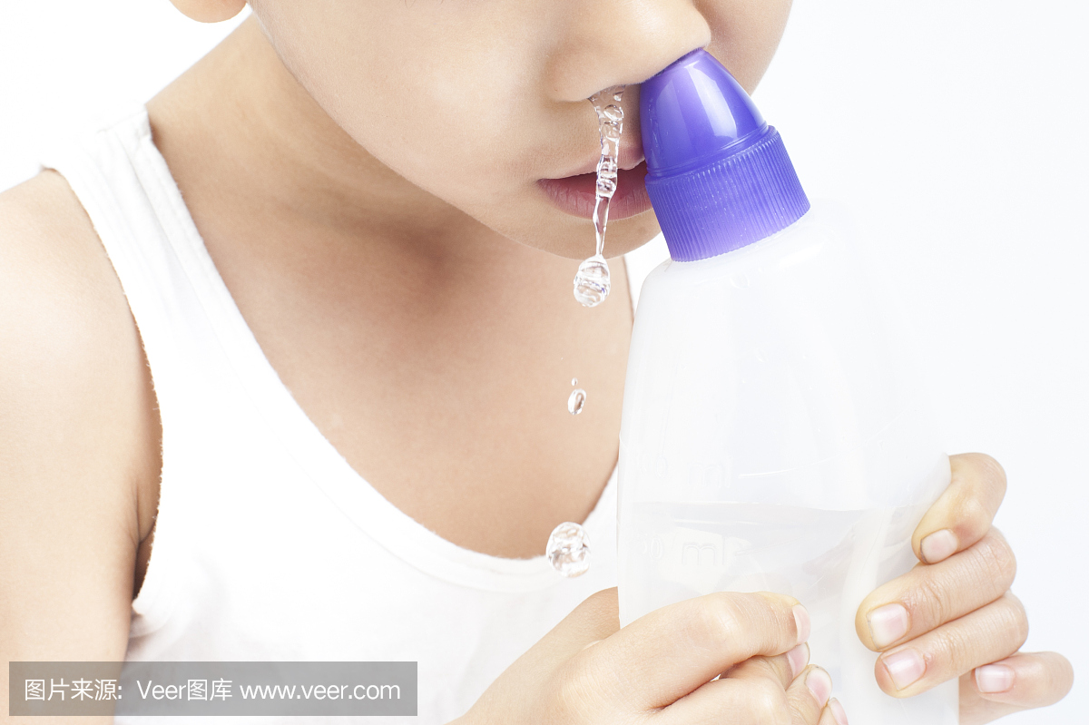 儿童用盐水清洗鼻腔