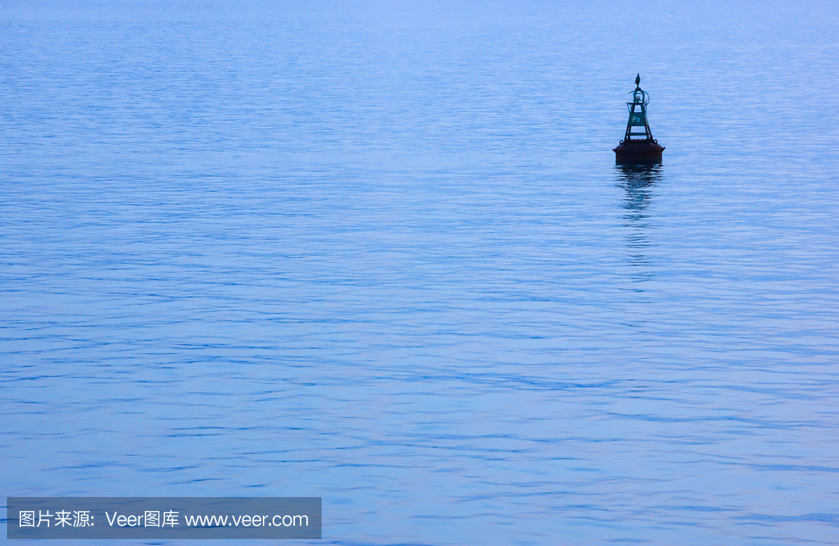 漂浮在蓝色的水背景中的浮标。