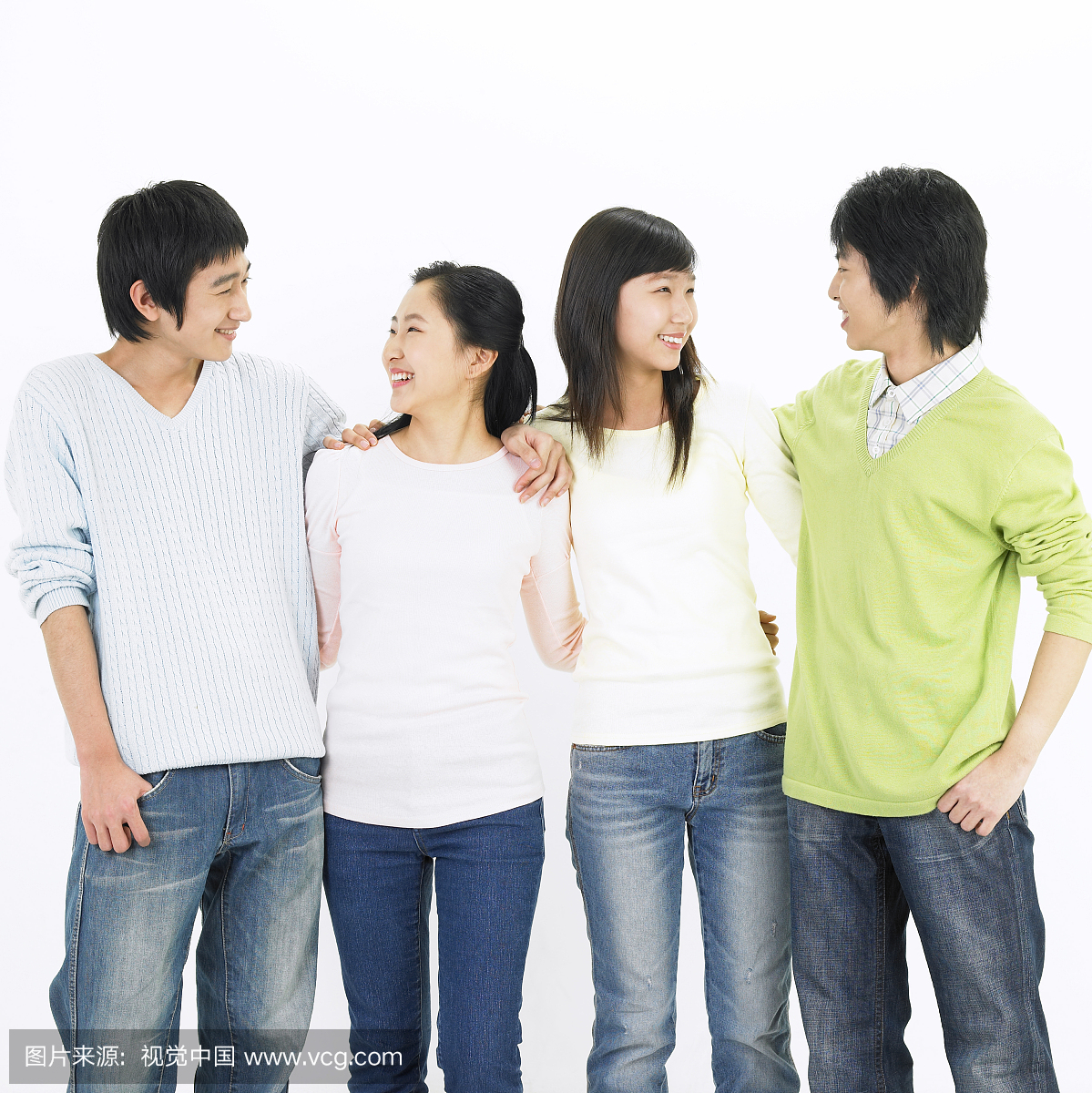 女孩和图片把手臂搂在彼此的女生上男孩肩膀款式钻戒图片