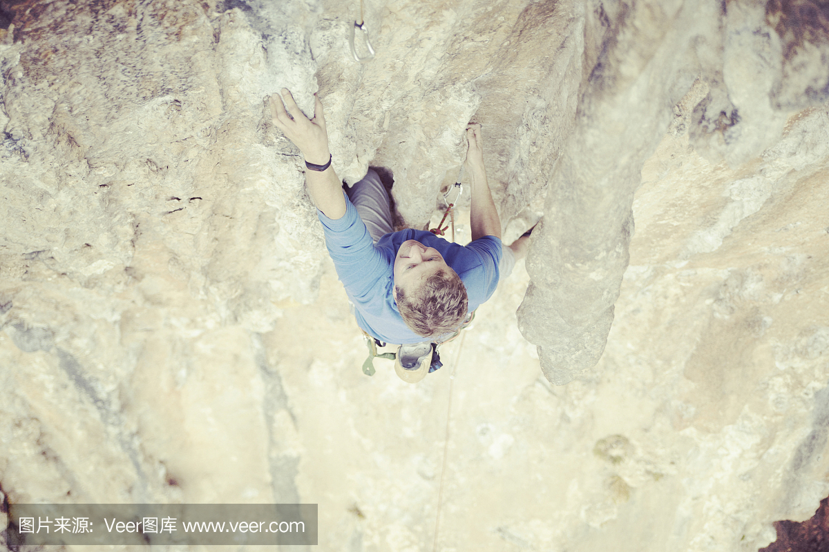 在土耳其攀岩。登山者爬上路线。从顶部照片。