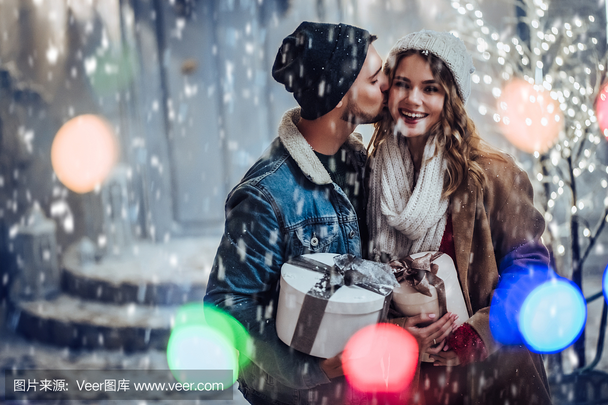 年轻浪漫的情侣在冬季户外玩乐