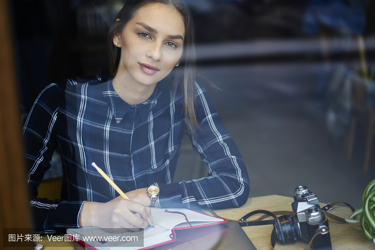 做家庭作业任务的可爱的年轻学生画象创造文章