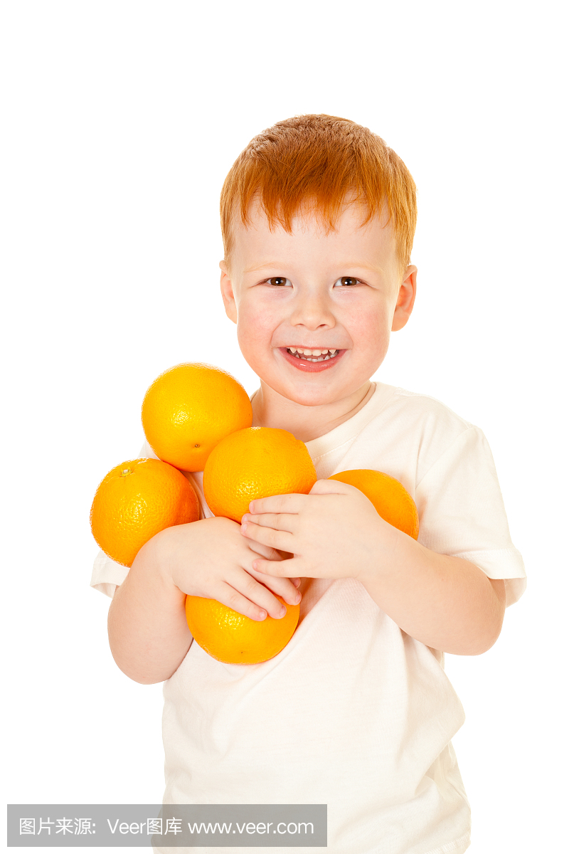 红头发的男孩与孤立在白色的橘子