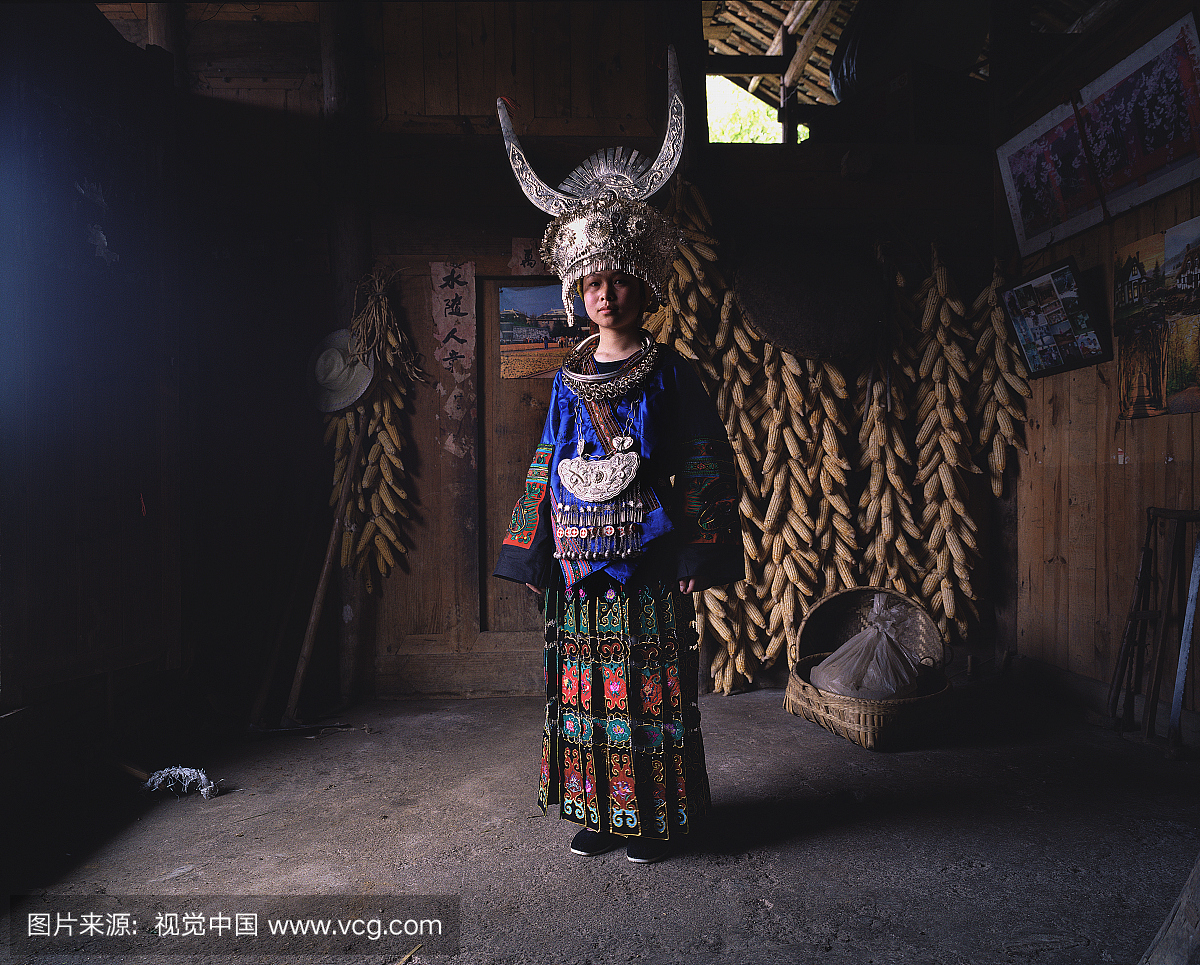 中国贵州省苗族少数民族传统服饰女性肖像画