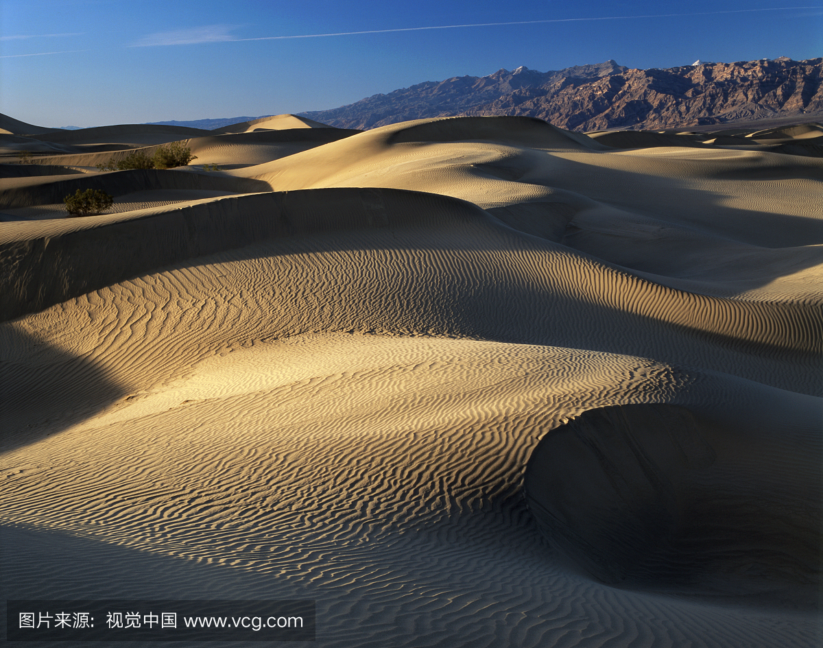 查看沙丘在日落,死亡谷国家公园,加利福尼亚州