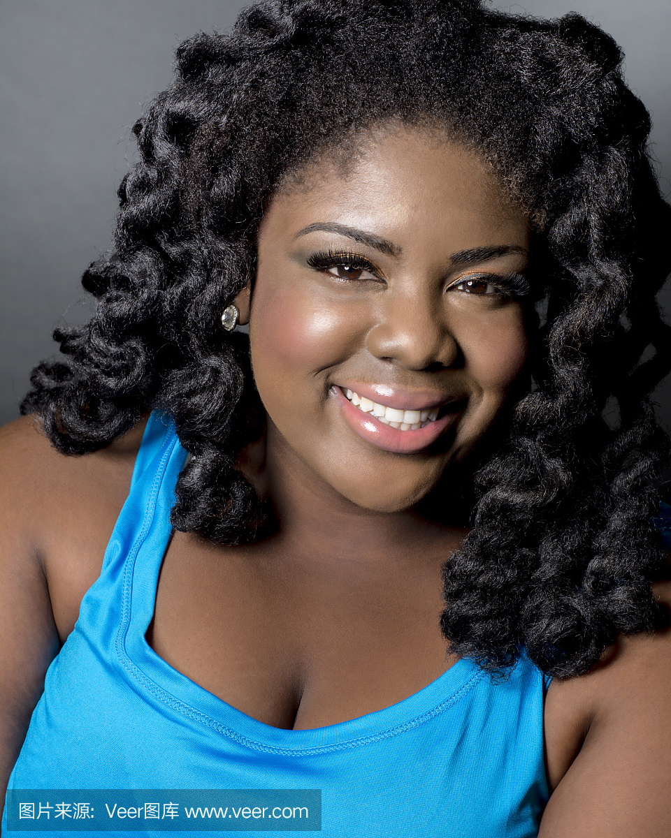 微笑的黑女演员头痛与恐惧