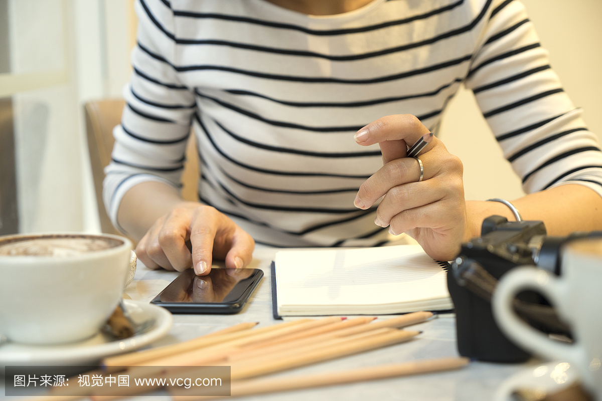 与智能手机联系业务团队的女商人和启动写营销