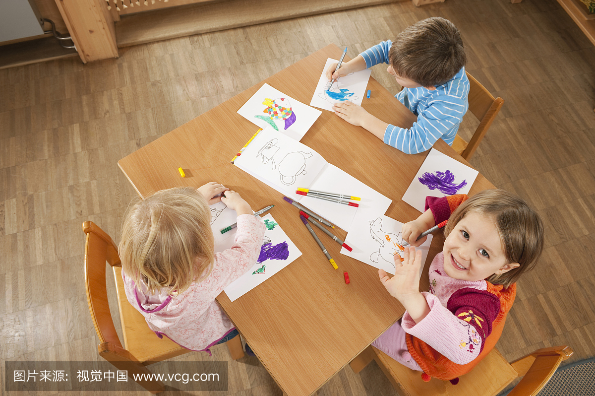 德国,儿童(2-5)坐在桌上画图,高架视野