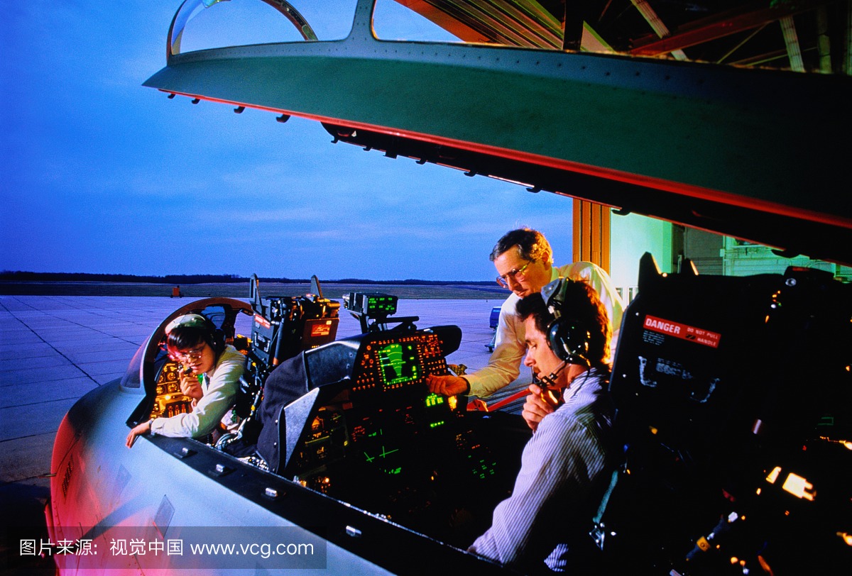 工程师测试电子在格鲁曼F-14 Tomcat驾驶舱