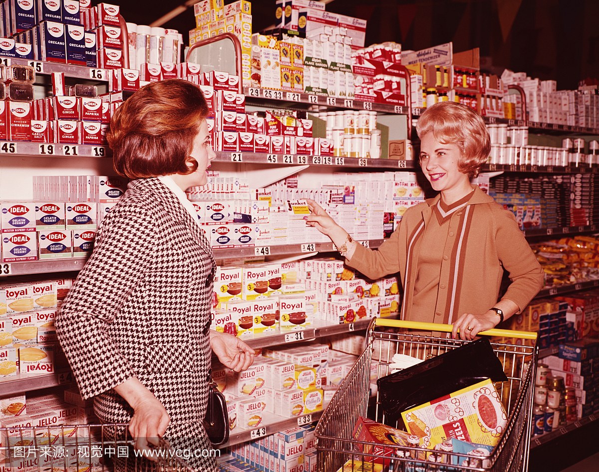 两名妇女在美国超市购物,大约在1970年。(照片