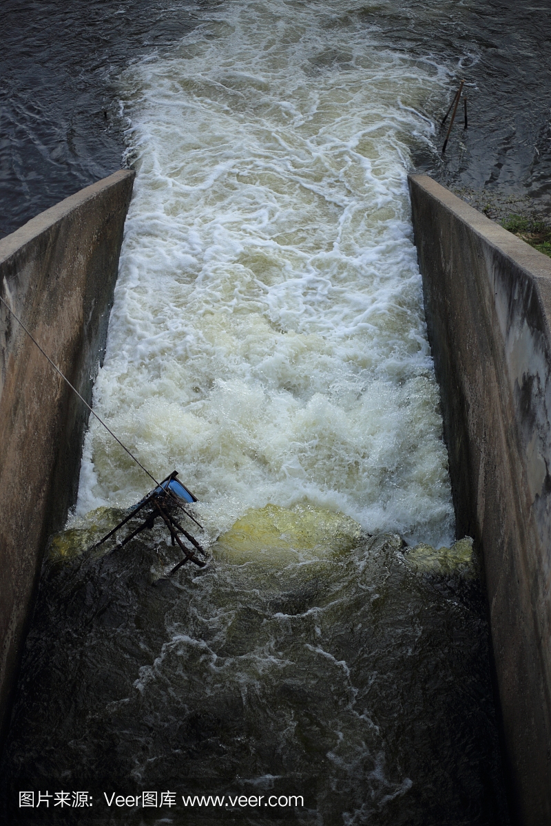 位于泰国罗勇府的农业莱水库的闸门