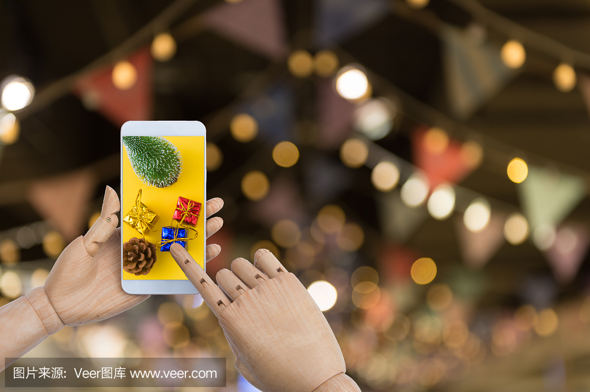 智能手机网上购物在女人手中圣诞节期间。购物