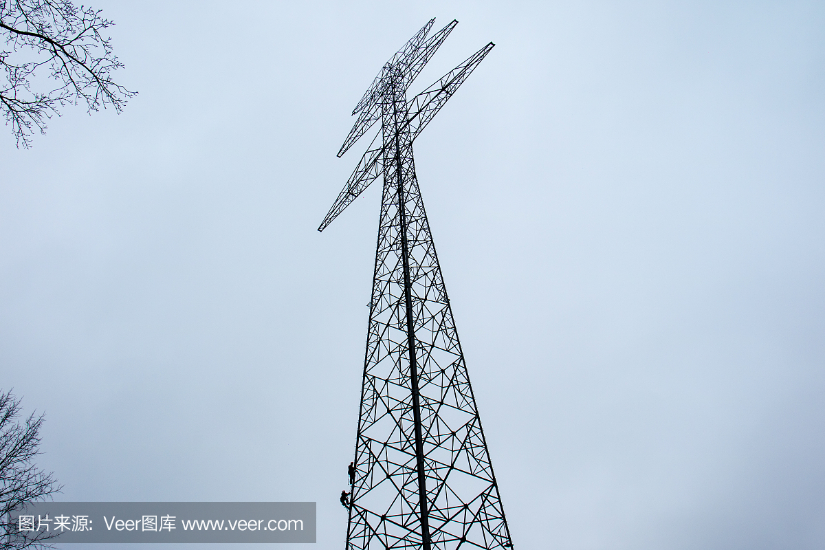能源杆和在那里工作的员工。高压线新电源杆。
