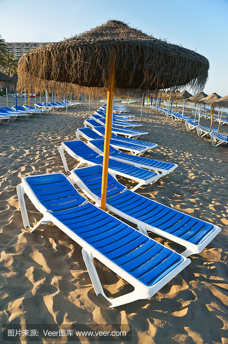 太阳躺椅在托雷莫利诺斯,马拉加,西班牙的一个