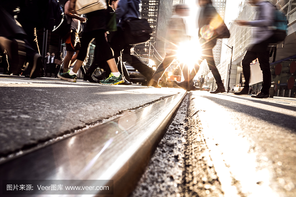 在加拿大多伦多高峰时间的交通 - 穿越人群