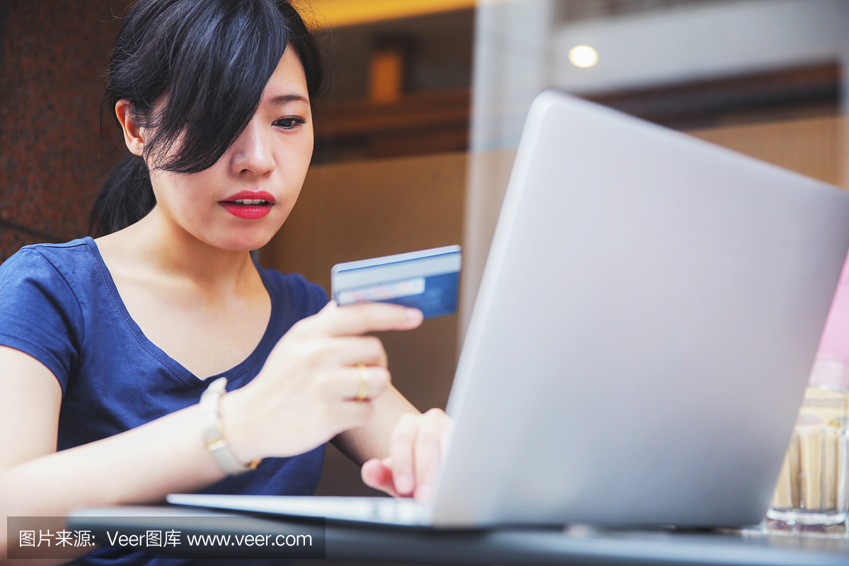 日本女子用她的信用卡做网上购物