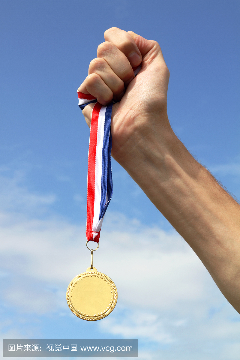 奥运运动员拿着金牌到天空