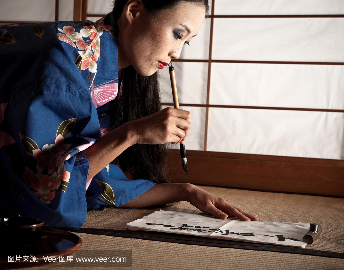 美丽的日本艺妓写书法式