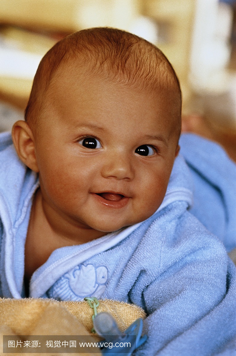 婴儿肖像(3-6个月)在蓝色睡眠中
