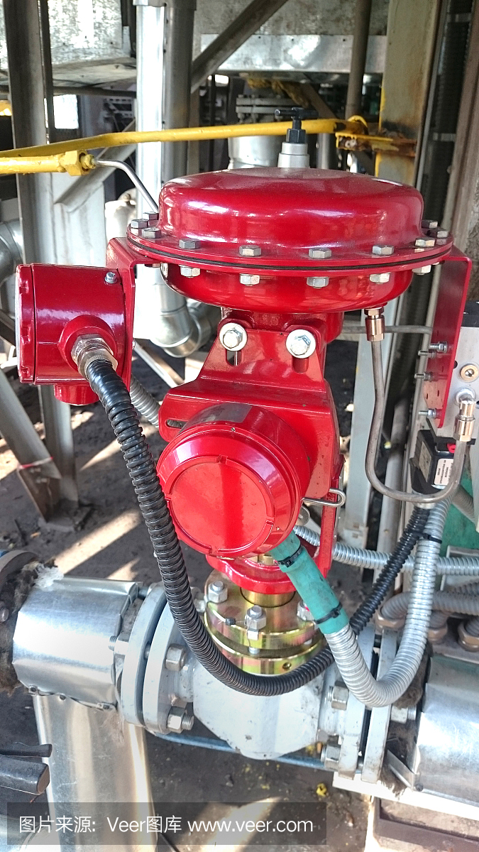 大红色阀关闭在工业厂房的液压系统。