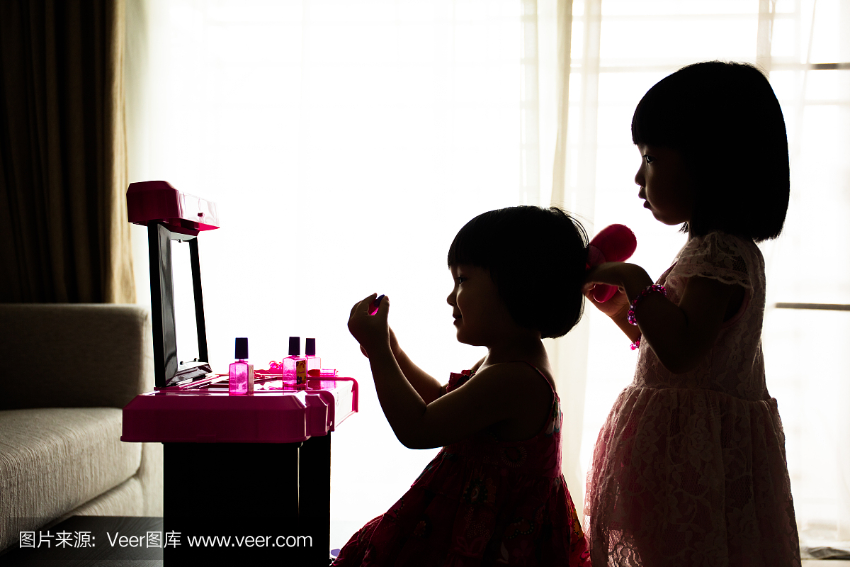 剪影亚洲中国英语姊妹玩化妆玩具