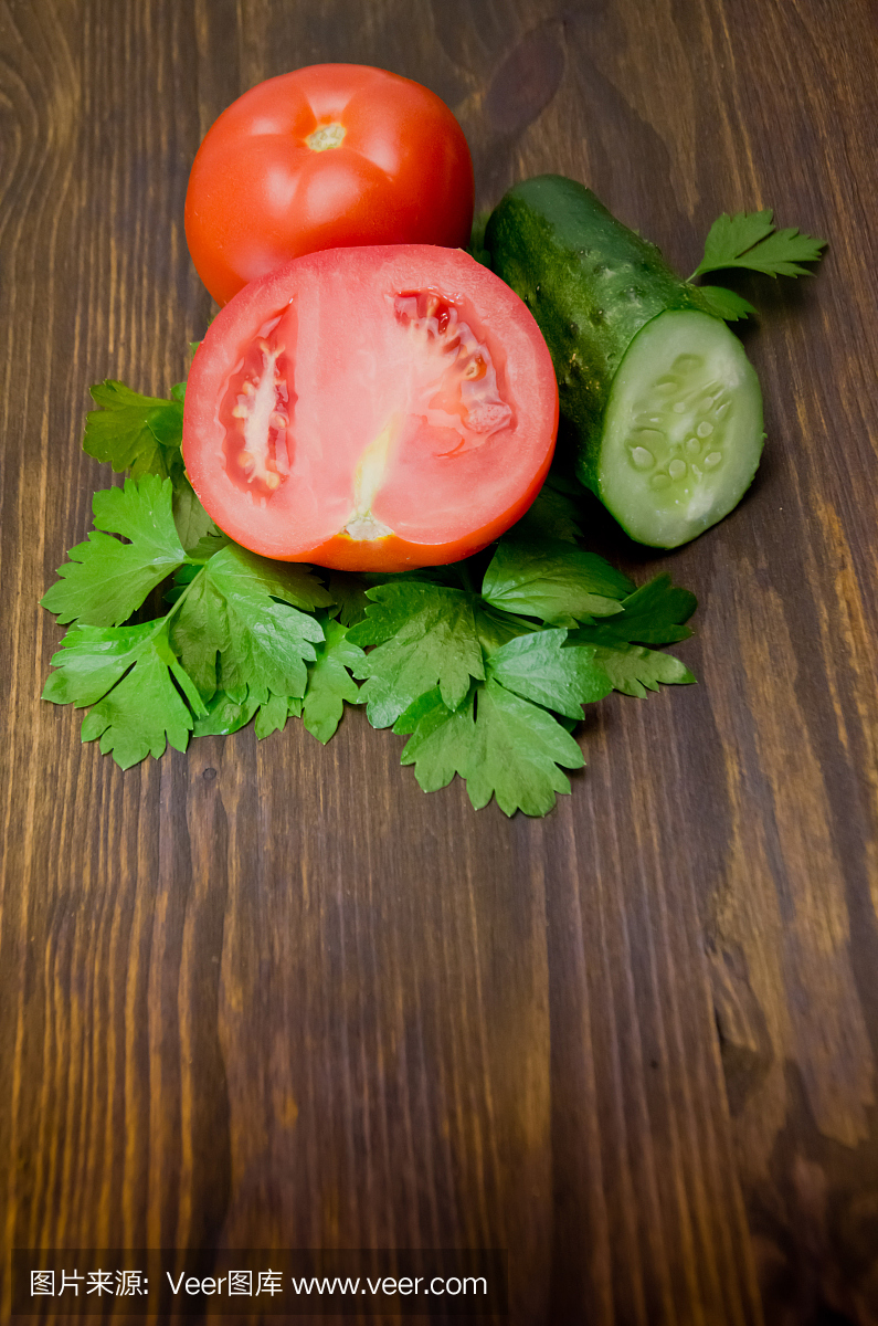 荷兰芹和蕃茄和黄瓜在木