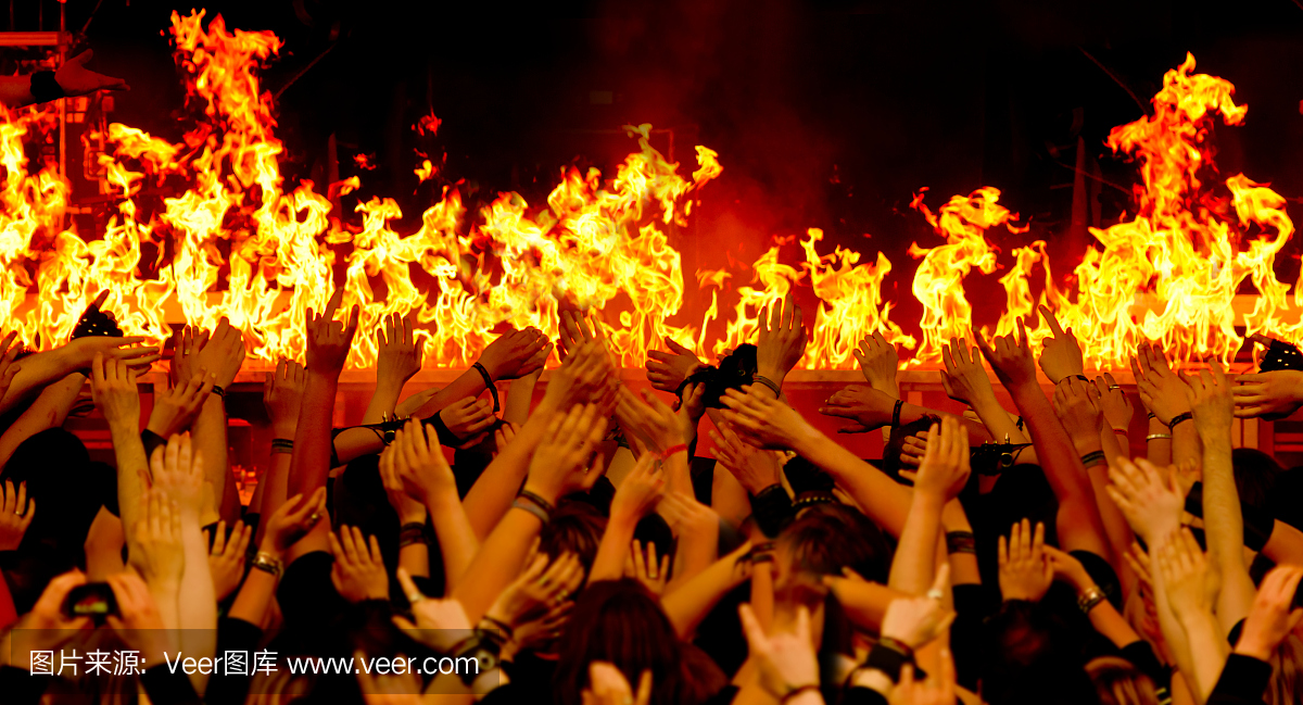 欢呼的人群在舞台上的火前面