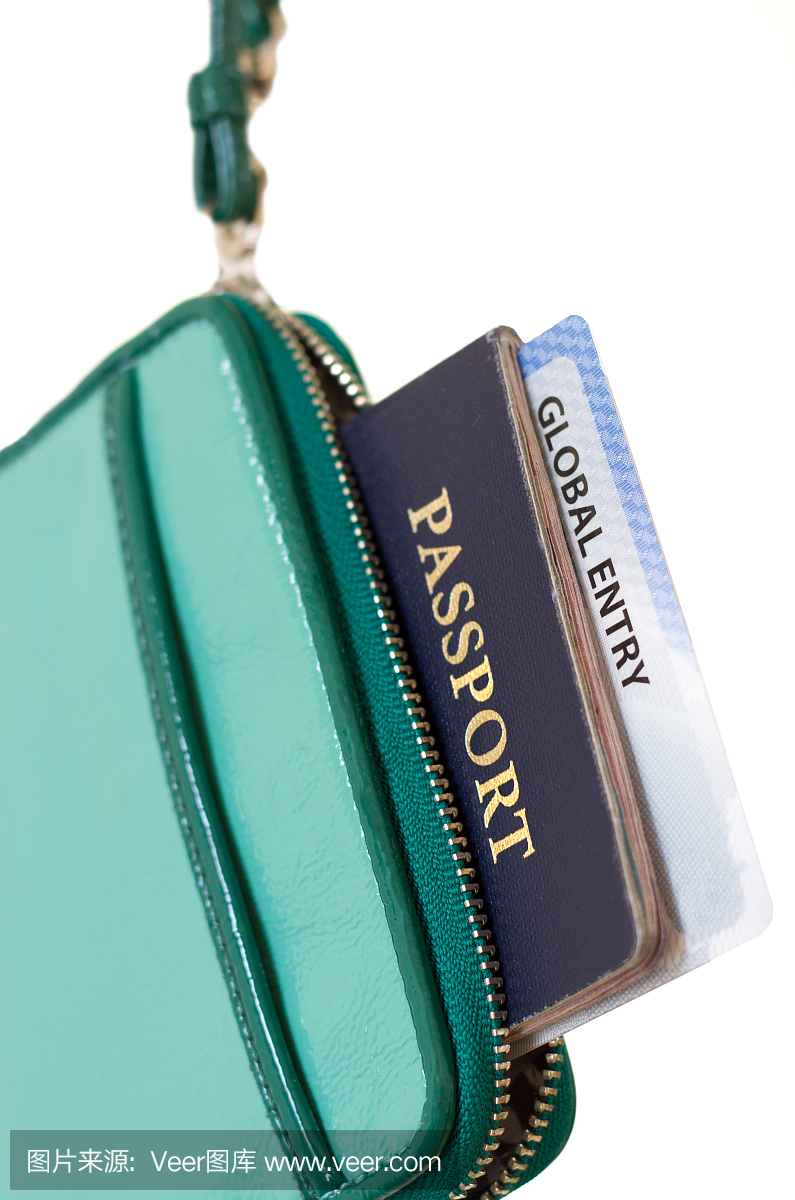 准备旅行:女子美国护照和全球入境卡