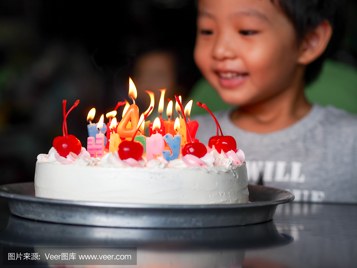 可爱的四岁小孩男孩庆祝他的生日