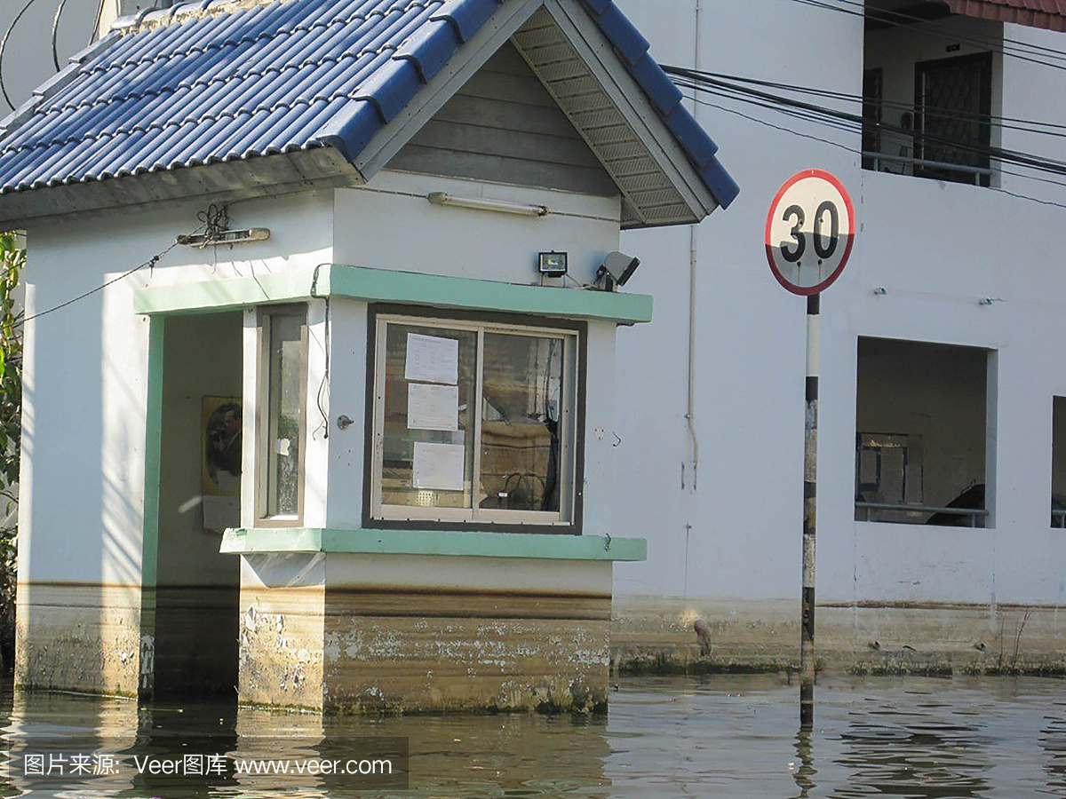 淹水道路和住宿守卫。