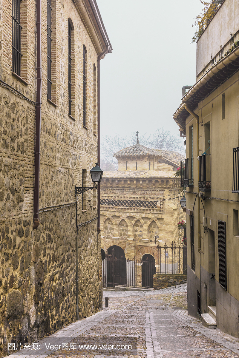 狭窄的街道在托莱多,西班牙,在雾天