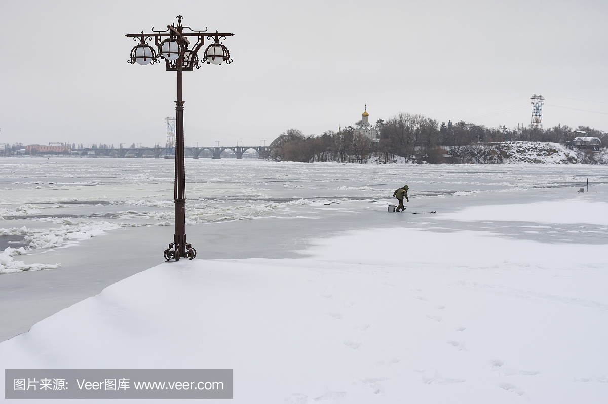 在Dnipro河堤防在同一个名字城市,乌克兰的中