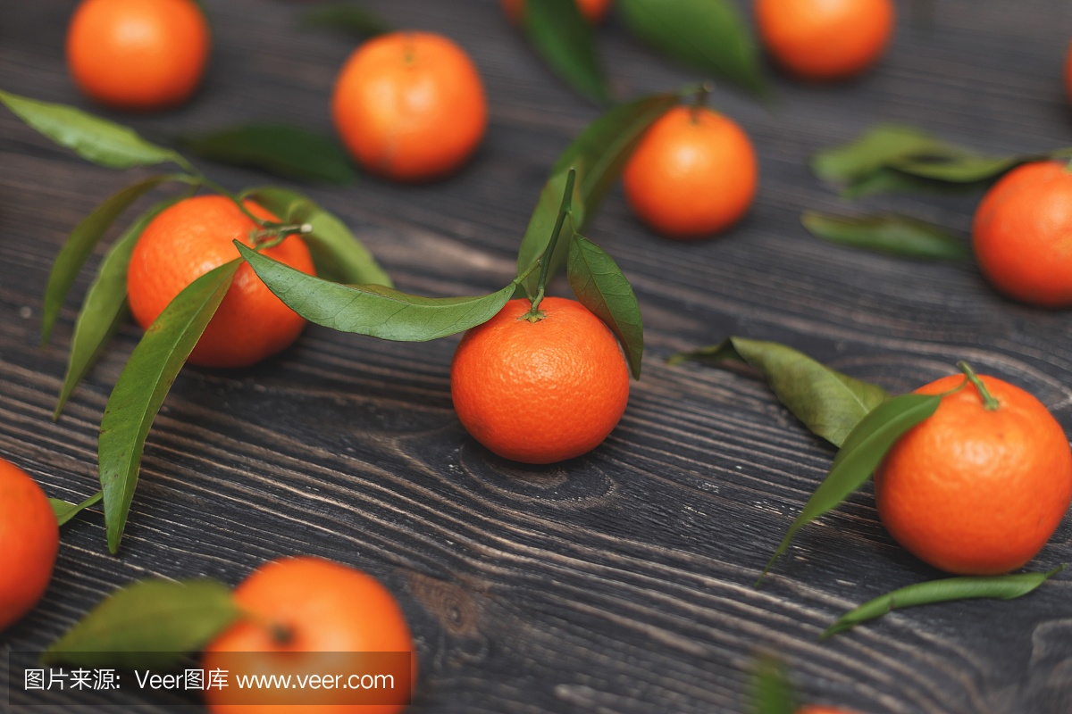 成熟的橙子在纹理的背景上。丰收季节。