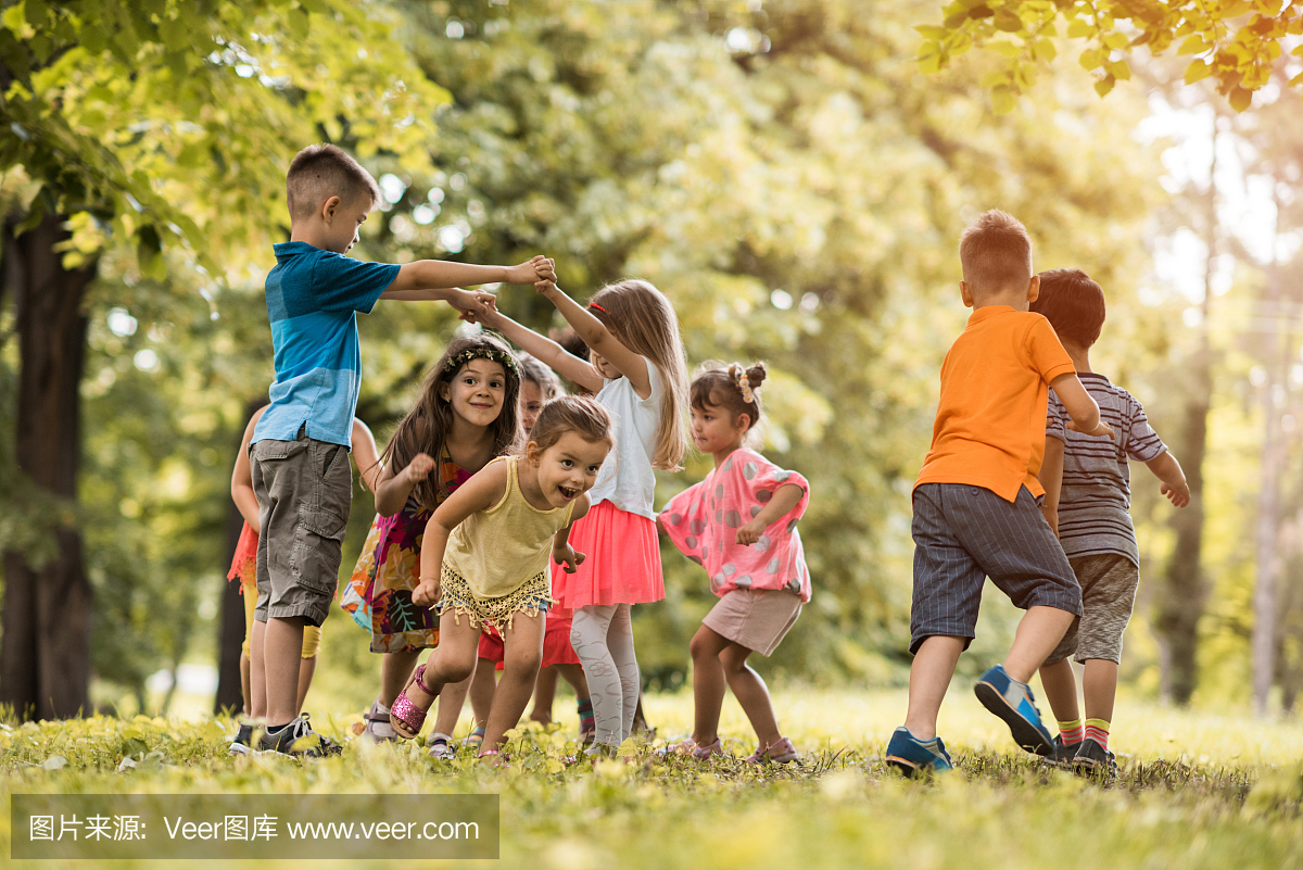 一群小孩在玩自然时玩得开心。