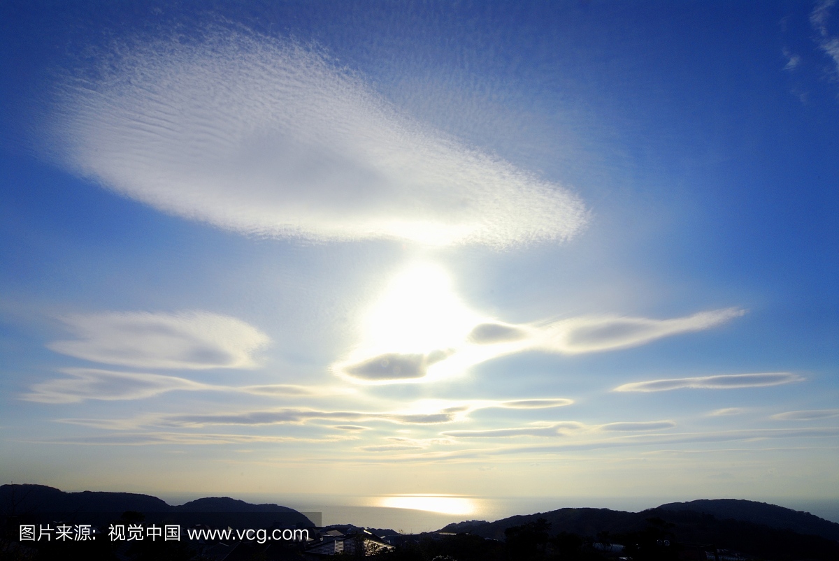 日本神奈川县镰仓市的山脉,天空和轮廓的云彩