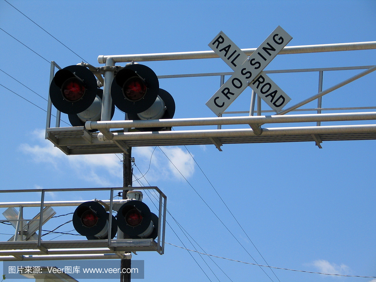 路口火车,路口铁道,平交路口,楼梯十字路口铁道后面是电视设计图图片